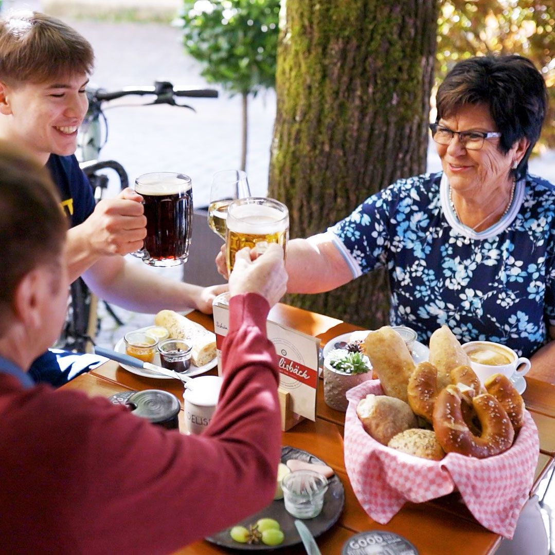 Im Biergarten mit Bier anstoßen
