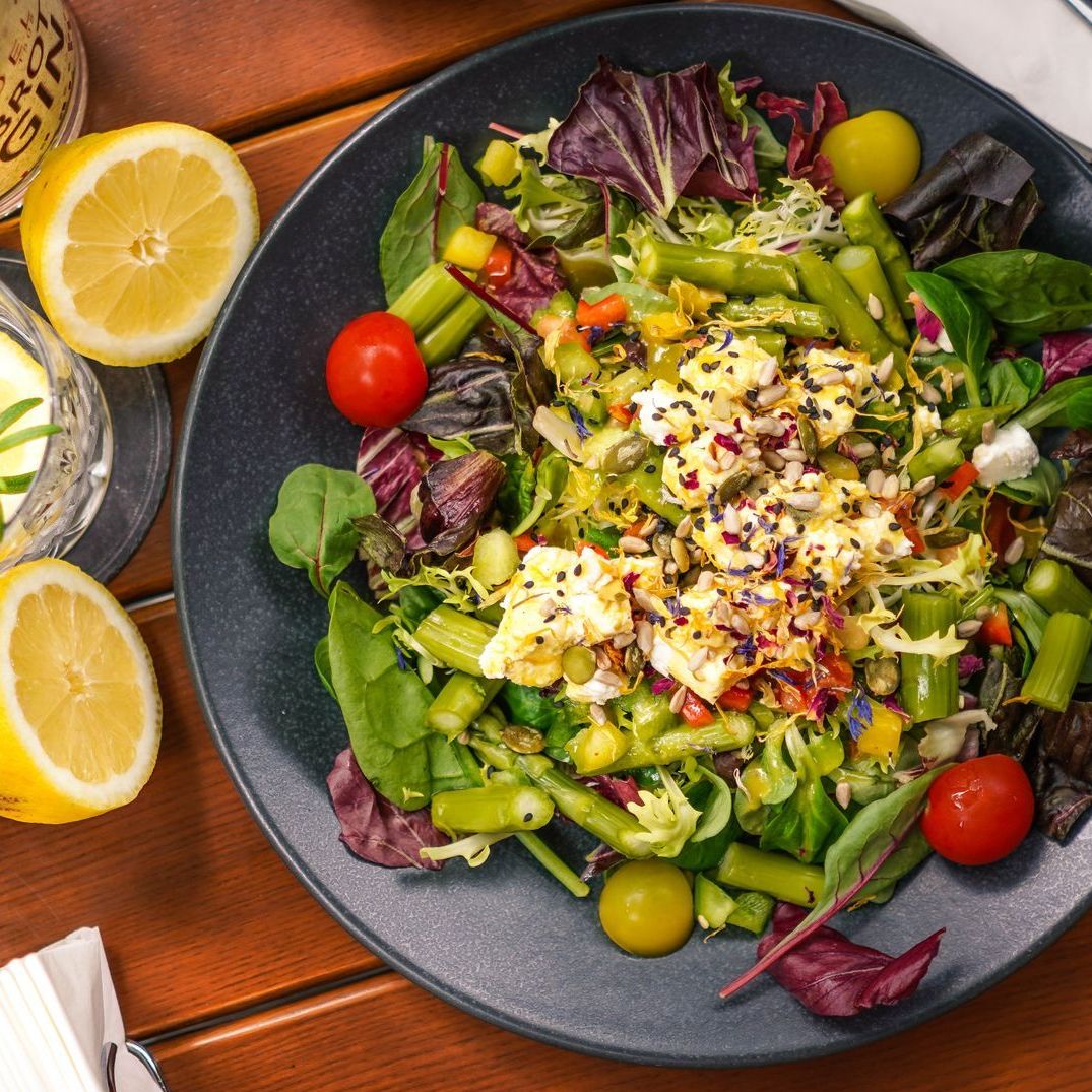 Salat mit Spargel und Ziegenkäse